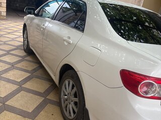 2011 Toyota Corolla X (E140, E150) Рестайлинг, белый, 600000 рублей, вид 4