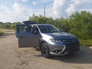 2017 Mitsubishi Outlander PHEV III Рестайлинг 2, серый, 2680000 рублей, вид 1
