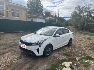 2021 Kia Rio IV Рестайлинг, белый, 1780000 рублей, вид 3