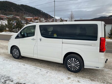 2022 Toyota Granvia II, белый, 6000000 рублей, вид 4