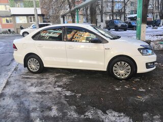 2017 Volkswagen Polo V Рестайлинг, белый, 950000 рублей, вид 3