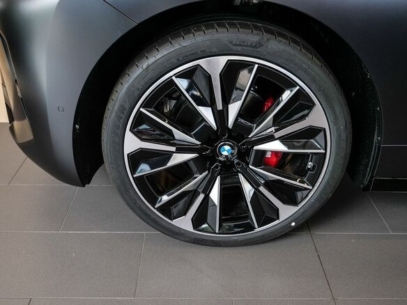 2025 BMW iX M70 I (I20) Рестайлинг, серый - вид 3