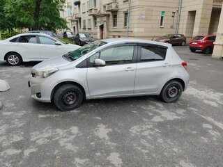 2013 Toyota Vitz III (XP130), серебристый, 1400000 рублей, вид 5