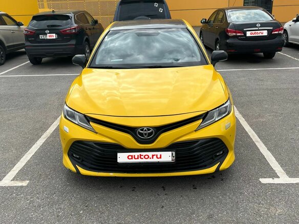 2019 Toyota Camry VIII (XV70), жёлтый, 1670000 рублей - вид 1