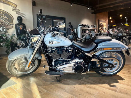 2025 Harley-Davidson Fat Boy, серебристый, 3850000 рублей, вид 2