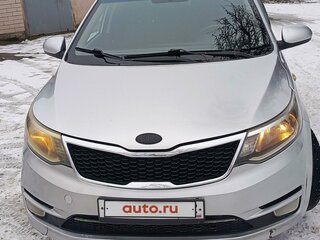 2015 Kia Rio III Рестайлинг, серебристый, 800000 рублей, вид 3