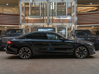 2026 BMW 5 серии 540d xDrive VIII (G60/G61/G68), чёрный, 13590000 рублей, вид 5
