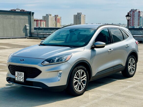 2021 Ford Escape IV, серебристый, 1550000 рублей