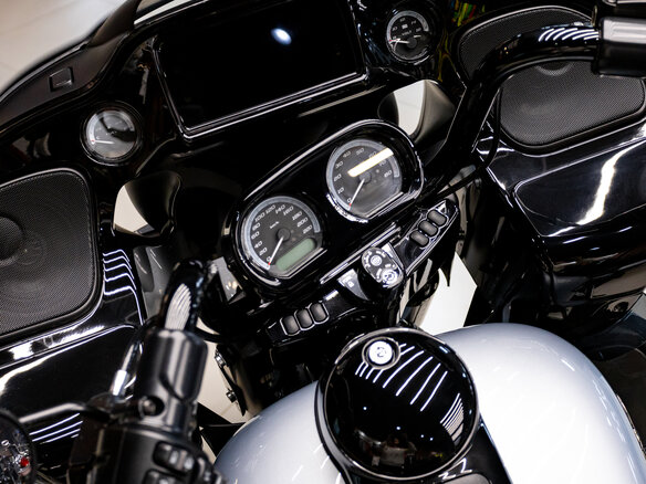 2023 Harley-Davidson Road Glide Limited, серебристый, 3150000 рублей - вид 31