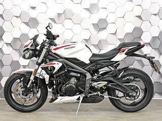 2021 Triumph Street Triple, белый, 727000 рублей, вид 2