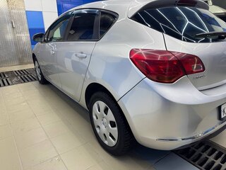 2014 Opel Astra J Рестайлинг, серебристый, 630000 рублей, вид 5