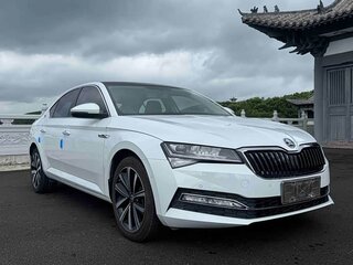 2022 Skoda Superb III Рестайлинг, белый, 2010000 рублей, вид 3