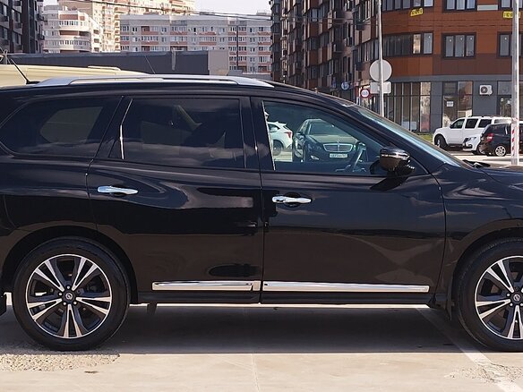 2017 Nissan Pathfinder IV Рестайлинг, чёрный, 2000000 рублей - вид 1