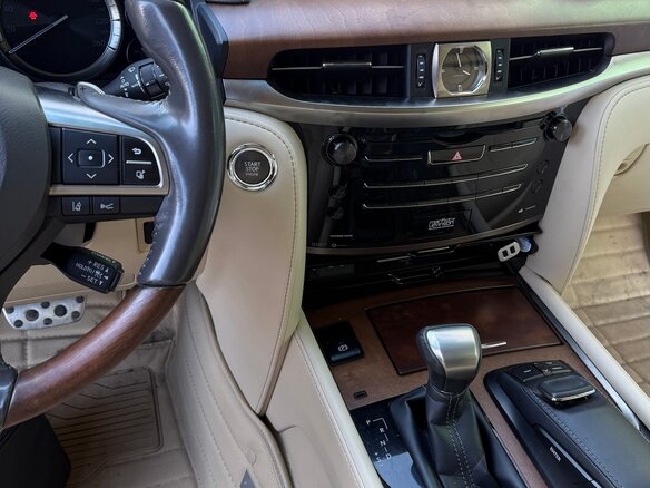 2018 Lexus LX 570 III Рестайлинг 2, белый, 9500000 рублей - вид 3
