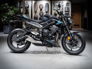 2026 Triumph Street Triple, серый, 1980000 рублей, вид 3