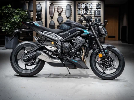 2026 Triumph Street Triple, серый, 1980000 рублей, вид 3