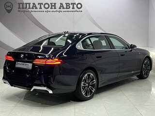 2025 BMW 5 серии Long 530Li xDrive VIII (G60/G61/G68), синий, 8199000 рублей, вид 5