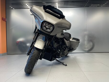 2023 Harley-Davidson CVO Street Glide, серебристый, 6490000 рублей, вид 2
