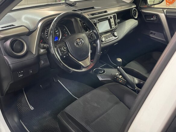 2015 Toyota RAV4 IV (XA40), белый, 1950000 рублей - вид 9