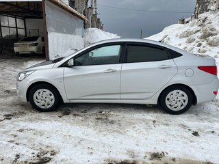 2016 Hyundai Solaris I Рестайлинг, серебристый, 1350000 рублей, вид 4