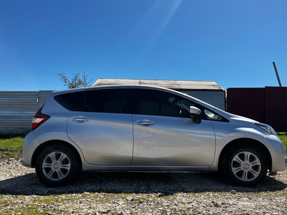2017 Nissan Note II Рестайлинг, серебристый, 999999 рублей - вид 1