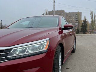 2017 Volkswagen Passat (North America and China) I Рестайлинг, красный, 1850000 рублей, вид 5