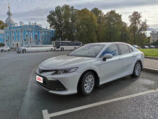 2021 Toyota Camry VIII (XV70) Рестайлинг, белый, 4950000 рублей, вид 3