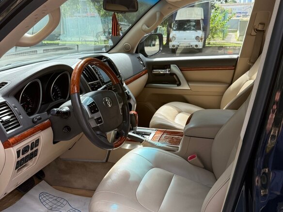 2014 Toyota Land Cruiser 200 Series Рестайлинг 1, чёрный, 4000000 рублей - вид 8