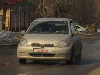 1999 Toyota Yaris I, белый, 170000 рублей, вид 2