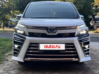 2019 Toyota Voxy III (R80) Рестайлинг, белый, 3300000 рублей, вид 1