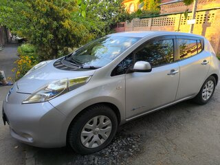 2013 Nissan Leaf (EM57) I (ZE0/AZE0), серебристый, 850000 рублей, вид 1
