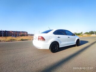 2015 Volkswagen Polo V Рестайлинг, белый, 625000 рублей, вид 2