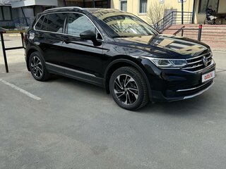 2021 Volkswagen Tiguan II Рестайлинг, чёрный, 4000000 рублей, вид 3