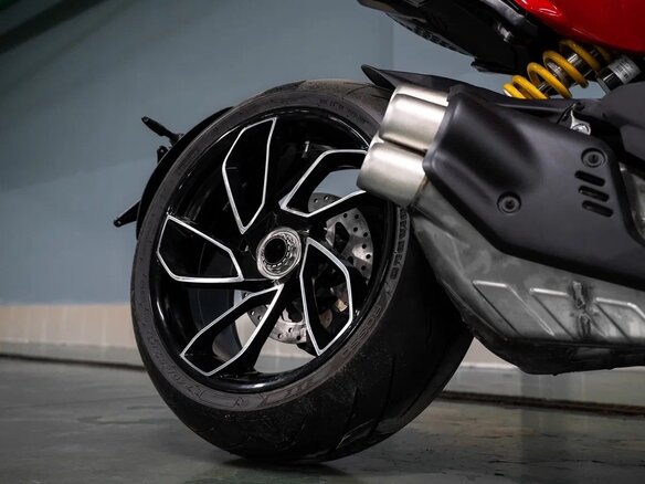 2023 Ducati Diavel V4, красный - вид 2