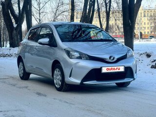 2016 Toyota Vitz III (XP130) Рестайлинг, серебристый, 950000 рублей, вид 3
