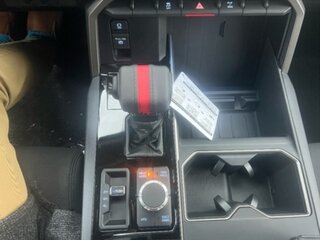 2025 Toyota Tundra CrewMax III, серый, 8065956 рублей, вид 4