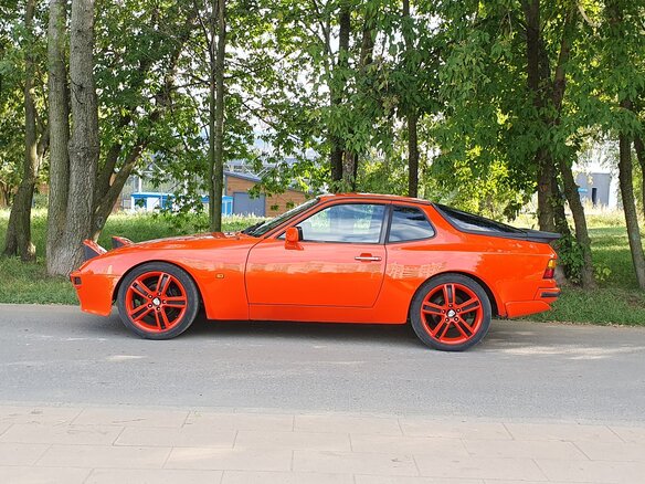 1982 Porsche 944, оранжевый
