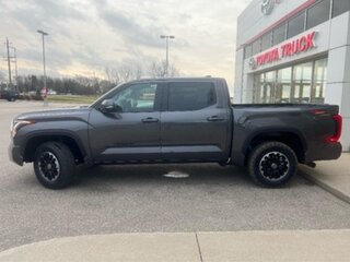 2025 Toyota Tundra CrewMax III, серый, 8065956 рублей, вид 3