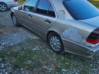 1998 Mercedes-Benz C-Класс 240 I (W202) Рестайлинг, золотистый, 180000 рублей, вид 3