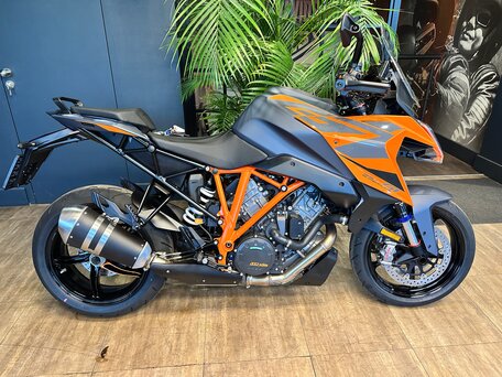 2023 KTM 1290 Super Duke GT, оранжевый, 1728000 рублей, вид 1