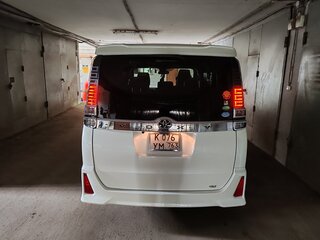 2018 Toyota Voxy III (R80) Рестайлинг, белый, 2555000 рублей, вид 4