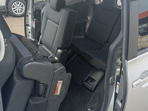 2017 Toyota Sienta II, серебристый, 1450000 рублей - вид 16