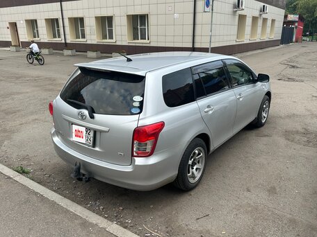 2011 Toyota Corolla Fielder X (E140, E150) Рестайлинг, серебристый, 950000 рублей, вид 3