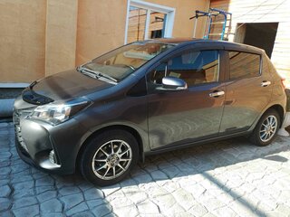 2018 Toyota Vitz III (XP130) Рестайлинг, серый, 1050000 рублей, вид 4
