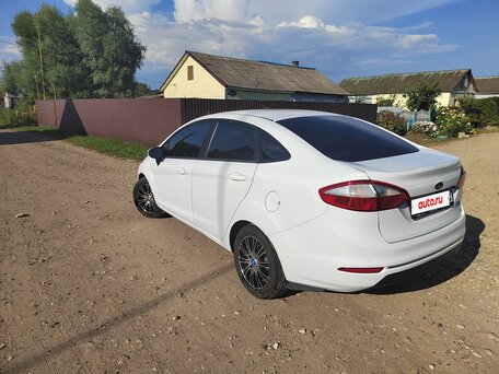 2016 Ford Fiesta Mk6 Рестайлинг, белый, 830000 рублей, вид 3