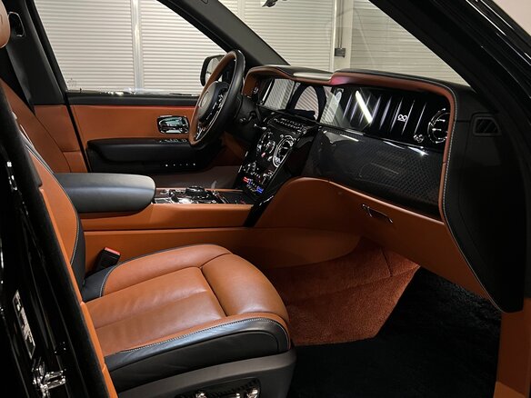 2024 Rolls-Royce Cullinan Black Badge I Рестайлинг (Series II), чёрный, 52700000 рублей - вид 9