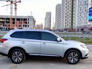 2020 Mitsubishi Outlander III Рестайлинг 3, серебристый, 2520000 рублей, вид 5