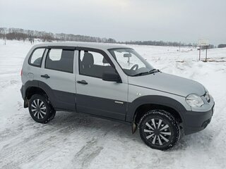 2013 Chevrolet Niva I Рестайлинг, серебристый, 830000 рублей, вид 1
