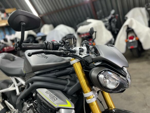 2021 Triumph Speed Triple, серый, 1520000 рублей - вид 14
