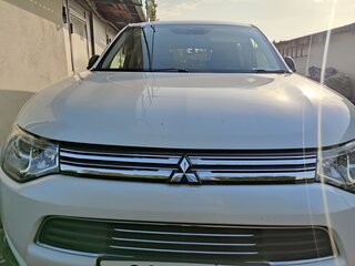 2013 Mitsubishi Outlander PHEV III, белый, 1600000 рублей, вид 2